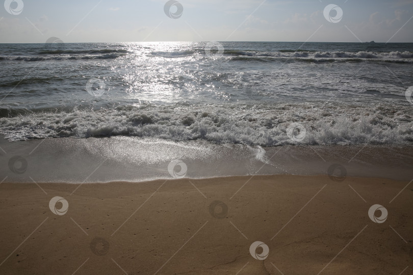 Скачать Вид с пляжа Банг Тао (Лаян) на побережье Андаманского моря острова Пхукет в Таиланде, октябрь 2025 года фотосток Ozero