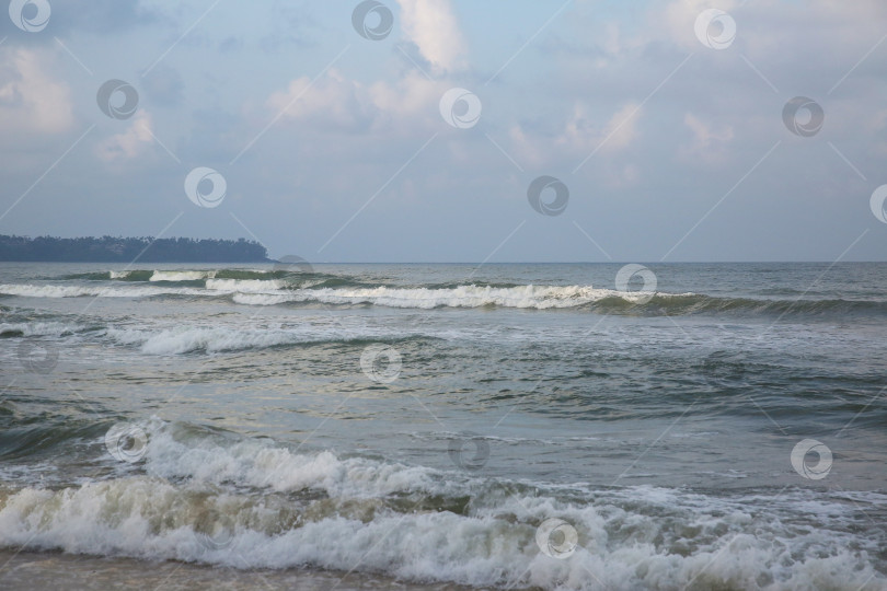 Скачать Вид с пляжа Банг Тао (Лаян) на побережье Андаманского моря острова Пхукет в Таиланде, октябрь 2025 года фотосток Ozero