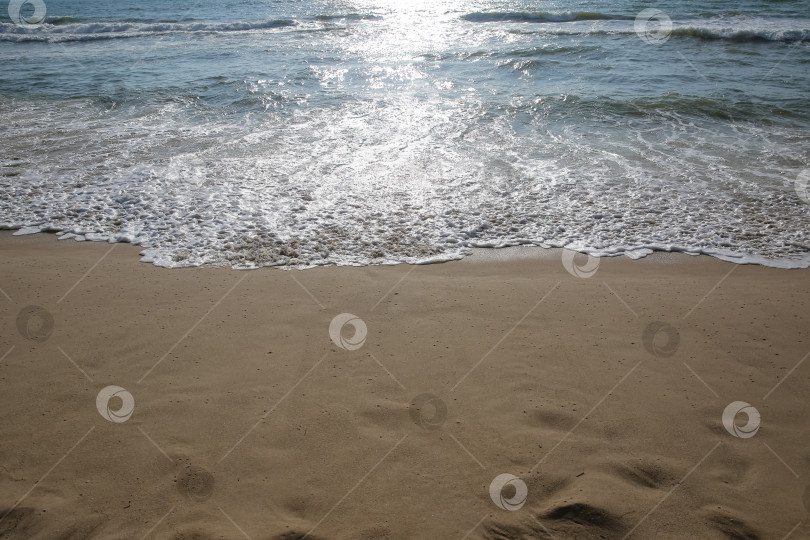 Скачать Вид с пляжа Банг Тао (Лаян) на побережье Андаманского моря острова Пхукет в Таиланде, октябрь 2025 года фотосток Ozero