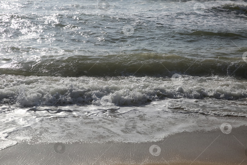 Скачать Вид с пляжа Банг Тао (Лаян) на побережье Андаманского моря острова Пхукет в Таиланде, октябрь 2025 года фотосток Ozero