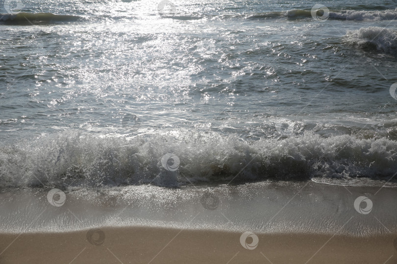Скачать Вид с пляжа Банг Тао (Лаян) на побережье Андаманского моря острова Пхукет в Таиланде, октябрь 2025 года фотосток Ozero
