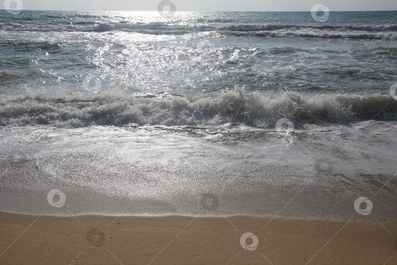 Скачать Вид с пляжа Банг Тао (Лаян) на побережье Андаманского моря острова Пхукет в Таиланде, октябрь 2025 года фотосток Ozero