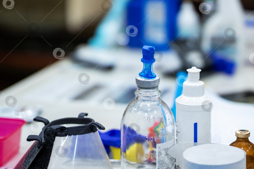 Скачать Лабораторная сцена, иллюстрирующая действия технического персонала и процедуры обращения с образцами фотосток Ozero