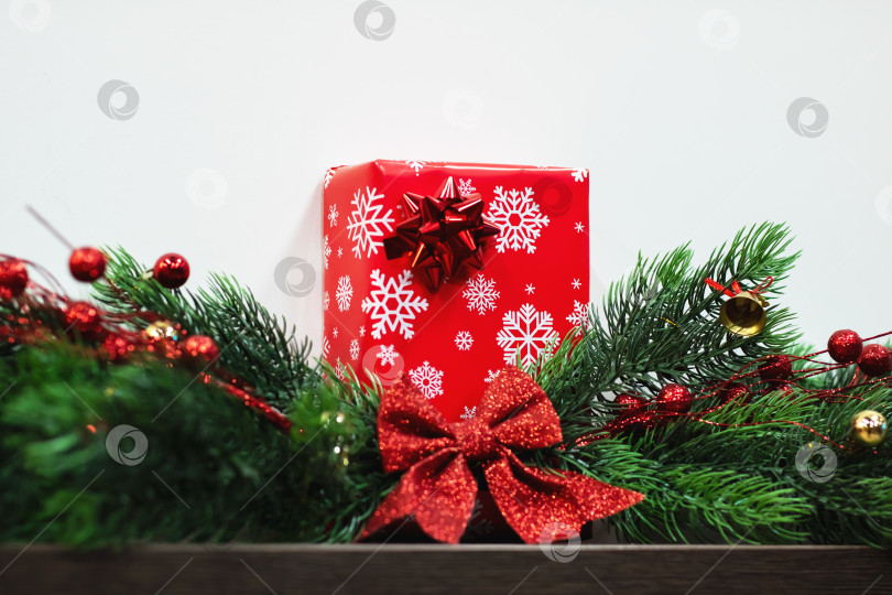 Скачать Демонстрация сезонной подарочной упаковки, рождественская упаковка с элементами сосны и блестками фотосток Ozero