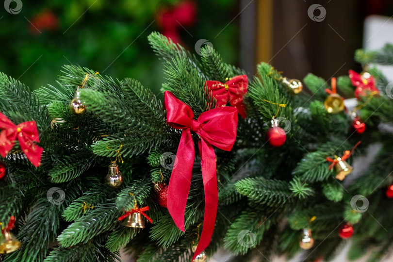 Скачать Рождественское украшение каминной полки, сезонное вечнозеленое украшение с бантиками и крошечными огоньками фотосток Ozero