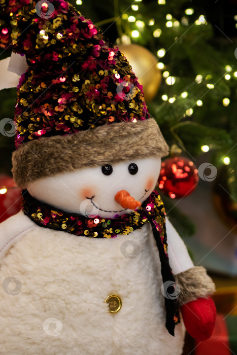 Скачать Яркое сезонное оформление с изображением мягкого снеговика с блестящими украшениями и праздничной подсветкой фотосток Ozero
