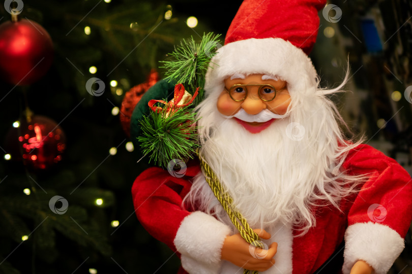 Скачать Праздничная сцена, винтажная праздничная витрина с изображением Санты и мерцающими праздничными огнями фотосток Ozero
