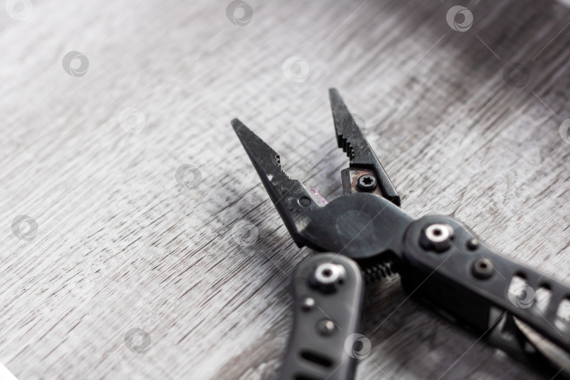 Скачать Компактный мультитул с текстурированной рукояткой, многофункциональный инструмент для кемпинга и ремонта с прочной конструкцией фотосток Ozero