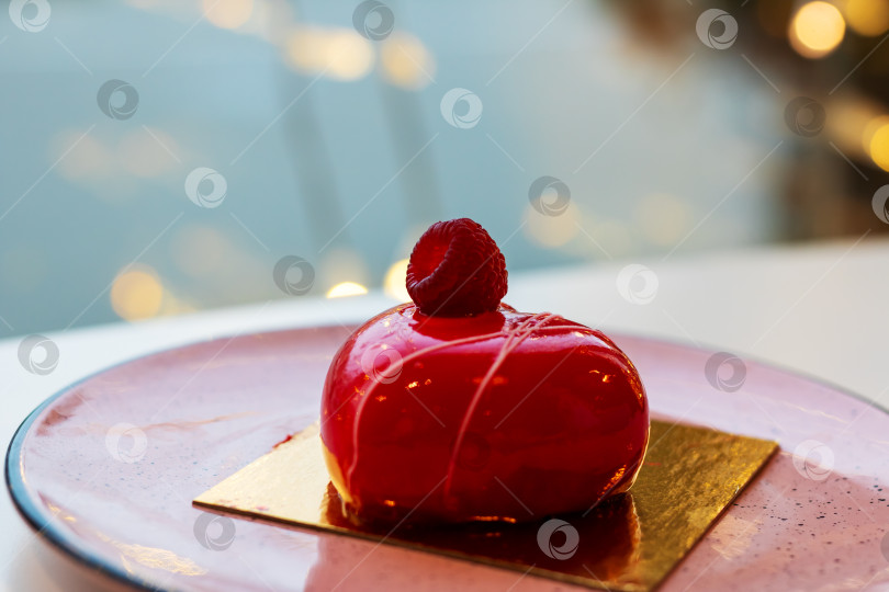 Скачать Изысканная обстановка кафе с глянцевым малиновым муссом и отражающими световыми эффектами фотосток Ozero