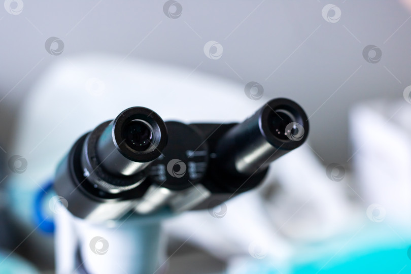 Скачать Детальное изучение компонентов лабораторного микроскопа с текстурированными фокусирующими механизмами фотосток Ozero