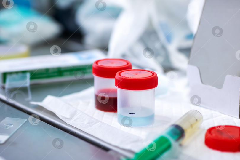 Скачать Клиническая лабораторная сцена с контейнерами для образцов и инструментами для переноса, готовыми к использованию фотосток Ozero