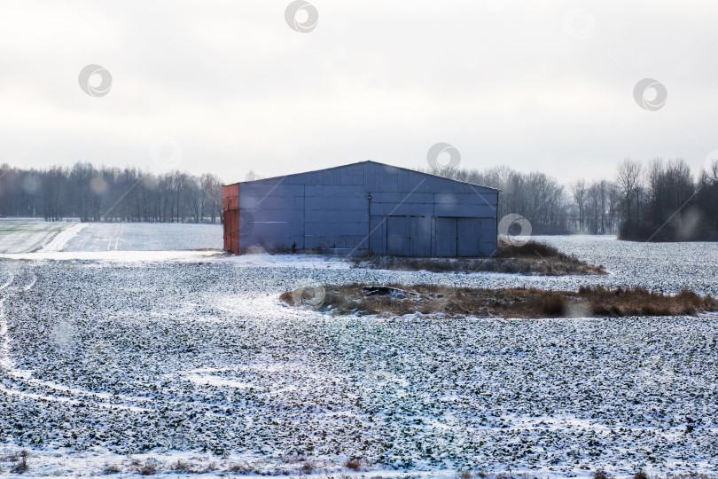 Скачать Холодное промышленное уединение, заброшенное промышленное сооружение в снегу с покрытыми инеем краями фотосток Ozero