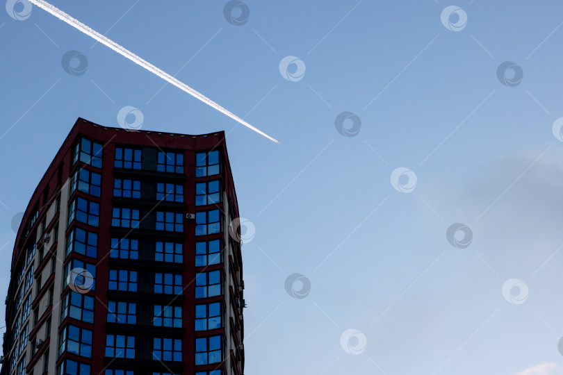 Скачать Изящная современная конструкция, создающая нежное вечернее свечение вдоль траектории полета самолета фотосток Ozero