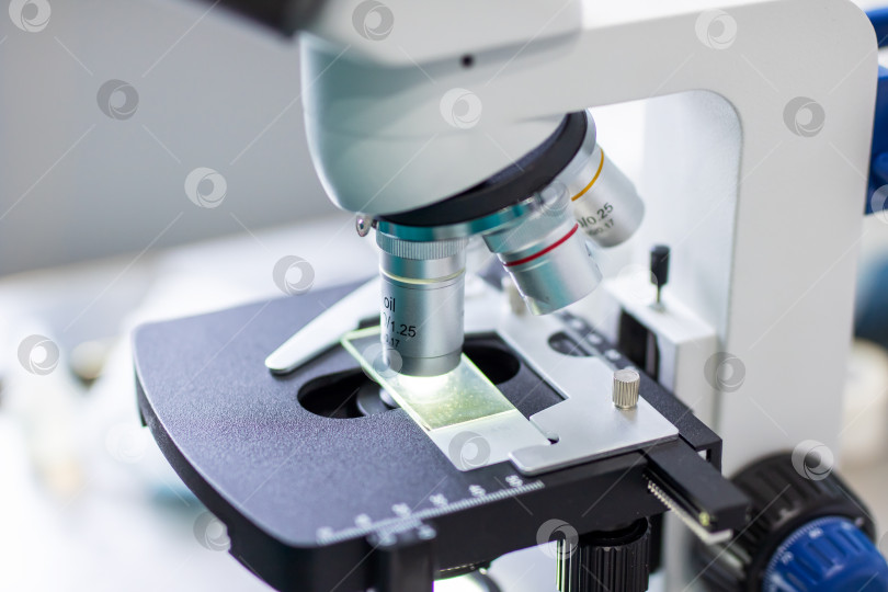 Скачать Изображение с высоким разрешением, на котором клинический исследователь готовит образец для микроскопического исследования фотосток Ozero
