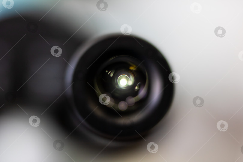 Скачать Детализированный оптический снимок крупным планом, подчеркивающий внутреннюю часть объектива и тонкие зернистые детали фотосток Ozero
