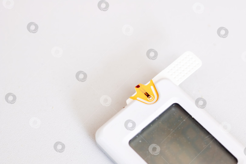 Скачать Удобный для детей и надежный прибор, используемый для контроля уровня глюкозы в крови у маленьких пациентов фотосток Ozero