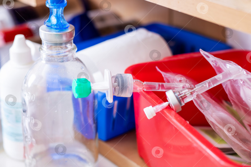 Скачать Медицинский склад с необходимыми принадлежностями для обеспечения готовности к неотложной помощи фотосток Ozero