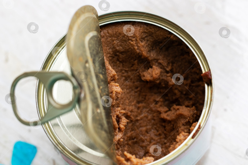 Скачать Крупный план, запечатлевший текстуру консервированного вареного мяса в металлической жестяной банке фотосток Ozero