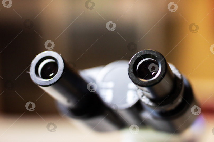 Скачать Детали микроскопа с рассеянным освещением, крупный план деталей передового оптического прибора фотосток Ozero