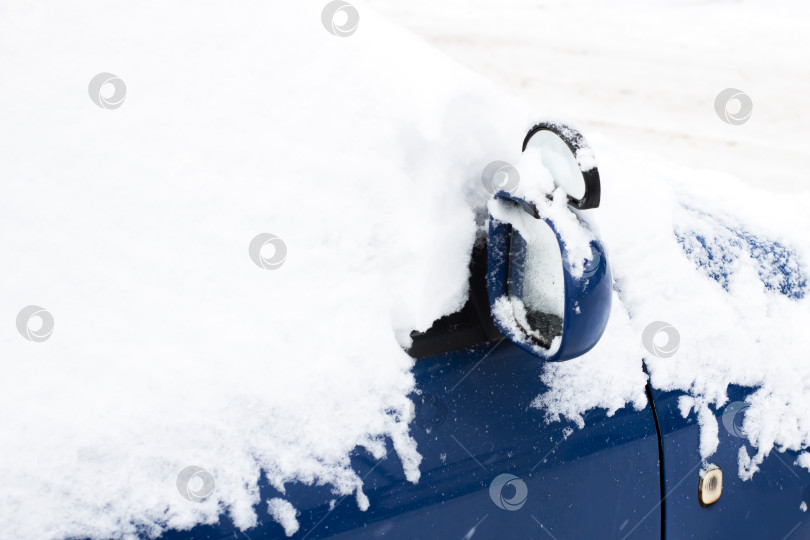 Скачать Транспортное средство, погребенное под сильным снегопадом, с неясными очертаниями и пустой придорожной обстановкой фотосток Ozero