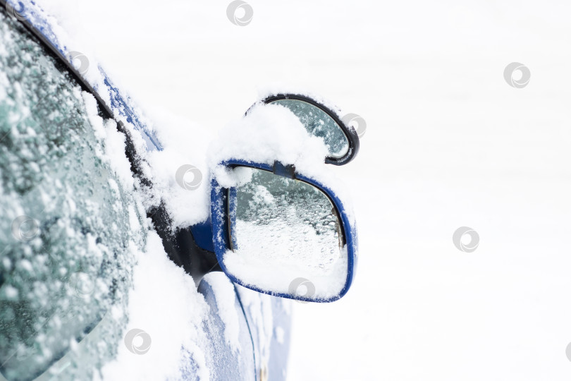 Скачать Тщательная очистка боковых зеркал от наледи для поддержания видимости во время зимних поездок фотосток Ozero