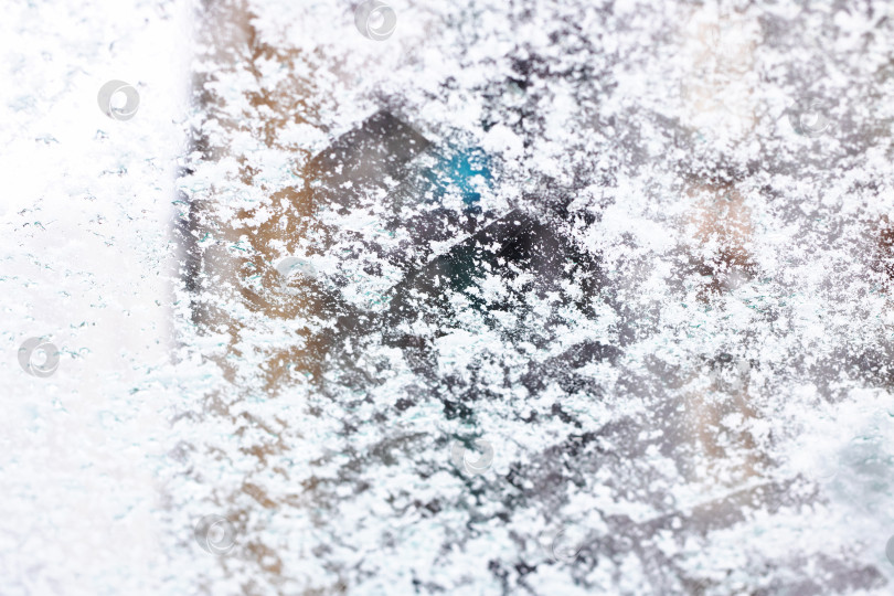 Скачать Городские огни сияют, из окна квартиры открывается яркая картина со светящимся городским пейзажем и ледяными деталями фотосток Ozero