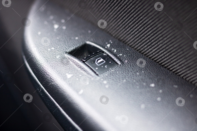 Скачать Автомобильный выключатель с пыльной поверхностью, Макросъемка автомобильного выключателя, на которой видны текстурированный пластик и пыль фотосток Ozero