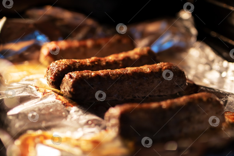 Скачать Изображения обжаренных сосисок, блюдо из запеченных сосисок с золотистой корочкой и сочной начинкой фотосток Ozero