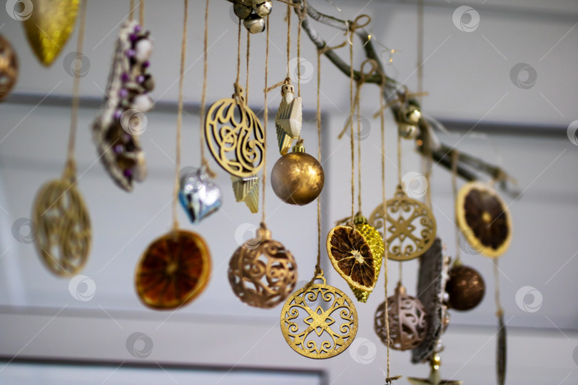 Скачать Декоративные элементы ручной работы с сушеными апельсинами и деревенским шармом для оформления интерьера фотосток Ozero