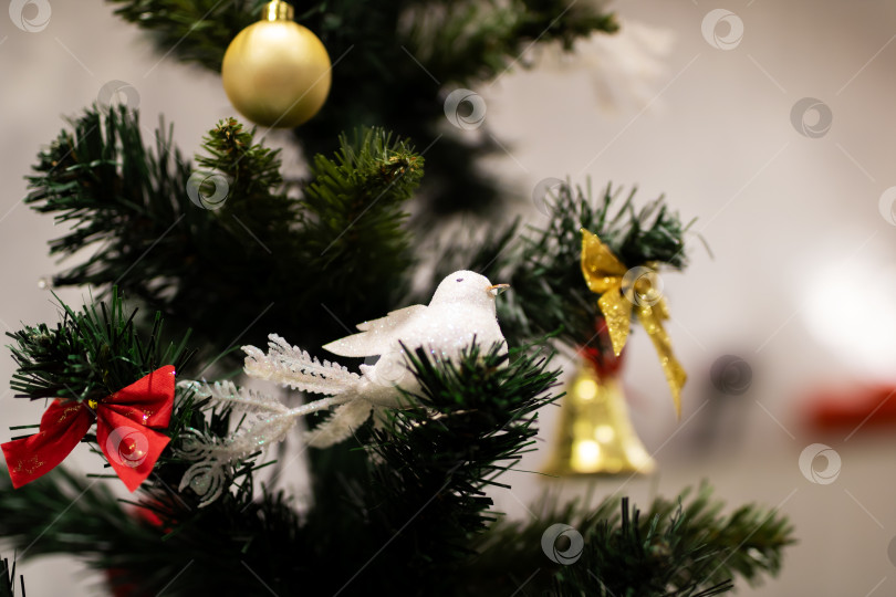 Скачать Уютная витрина в гостиной, демонстрирующая праздничные символы мира и семейного торжества фотосток Ozero