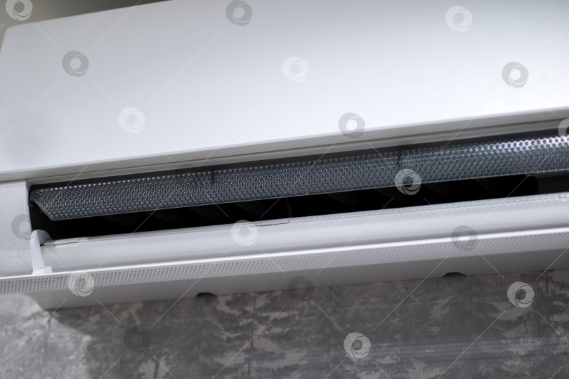 Скачать Проверка загрязненного кондиционера, на настенном кондиционере видны следы ржавчины и скопления пыли фотосток Ozero