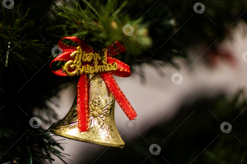 Скачать Праздничное оформление, сверкающий праздничный колокольчик, украшенный зеленью и веселыми надписями фотосток Ozero