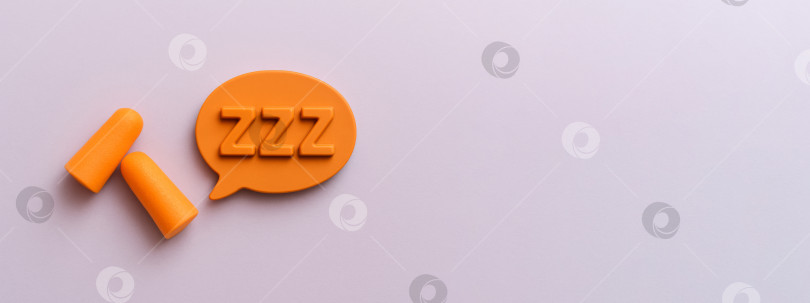 Скачать Концепция проблем со сном с затычками для ушей и символом zzz, идеально подходящая для тех, кто заботится о своем здоровье фотосток Ozero