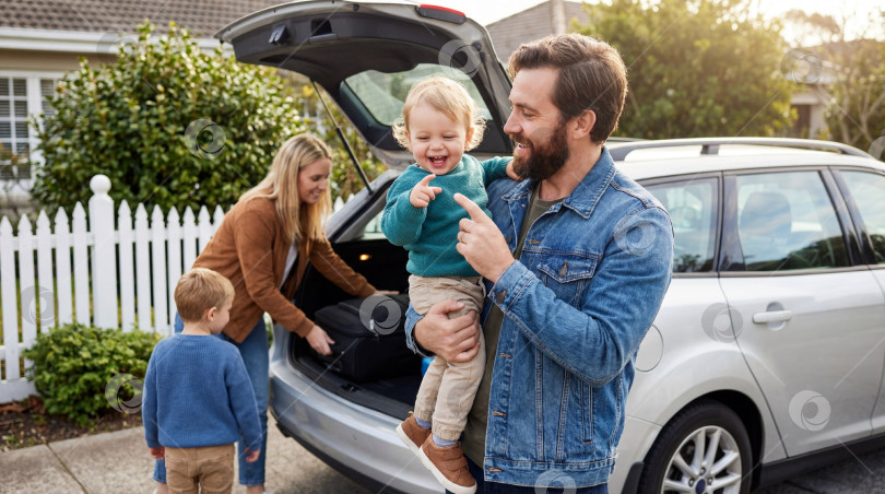 Скачать Счастливая семья с ребенком на руках у машины с чемоданами  перед поездкой фотосток Ozero