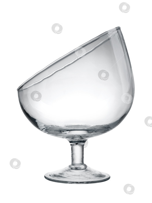 Скачать прозрачная стеклянная ваза лаконичной формы, выделяющаяся на белом фоне фотосток Ozero