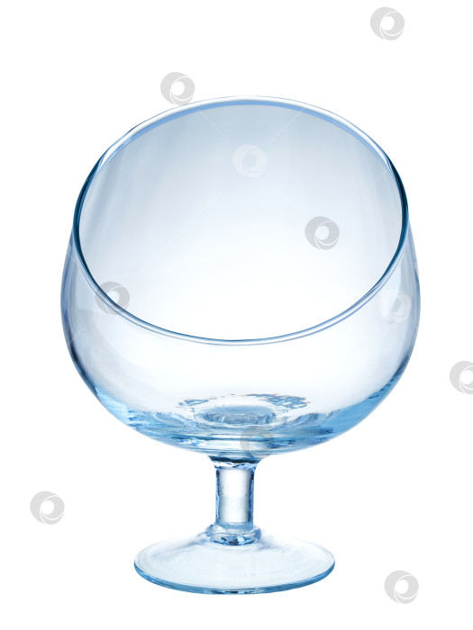 Скачать прозрачная стеклянная ваза лаконичной формы, выделяющаяся на белом фоне фотосток Ozero