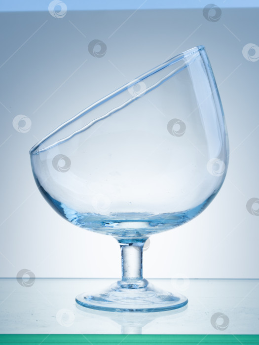 Скачать прозрачная стеклянная ваза лаконичной формы, выделяющаяся на белом фоне фотосток Ozero