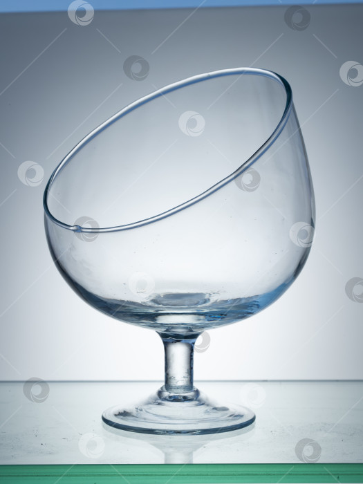 Скачать прозрачная стеклянная ваза лаконичной формы, выделяющаяся на белом фоне фотосток Ozero