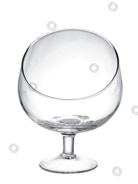 Скачать прозрачная стеклянная ваза лаконичной формы, выделяющаяся на белом фоне фотосток Ozero