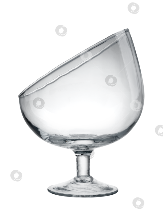 Скачать прозрачная стеклянная ваза лаконичной формы, выделяющаяся на белом фоне фотосток Ozero