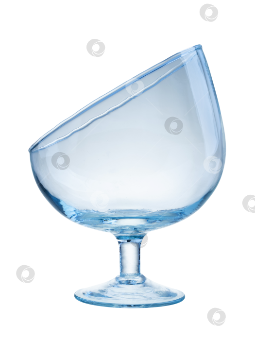 Скачать прозрачная стеклянная ваза лаконичной формы, выделяющаяся на белом фоне фотосток Ozero