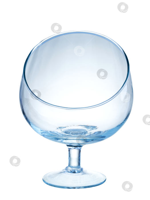 Скачать прозрачная стеклянная ваза лаконичной формы, выделяющаяся на белом фоне фотосток Ozero