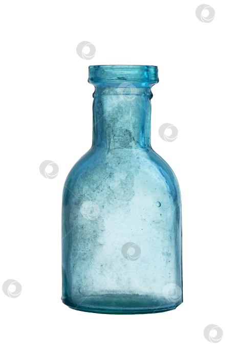 Скачать прозрачная стеклянная ваза лаконичной формы, выделяющаяся на белом фоне фотосток Ozero