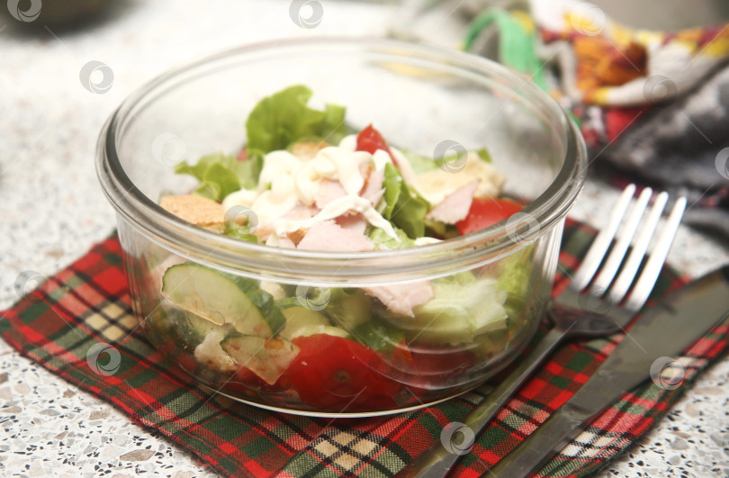 Скачать Салат с помидорами и огурцами фотосток Ozero