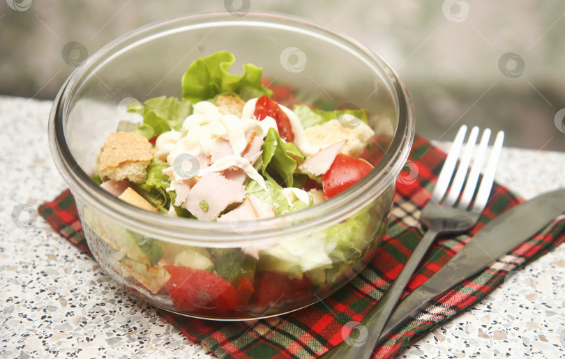 Скачать Салат с мясом, помидорами и огурцами фотосток Ozero