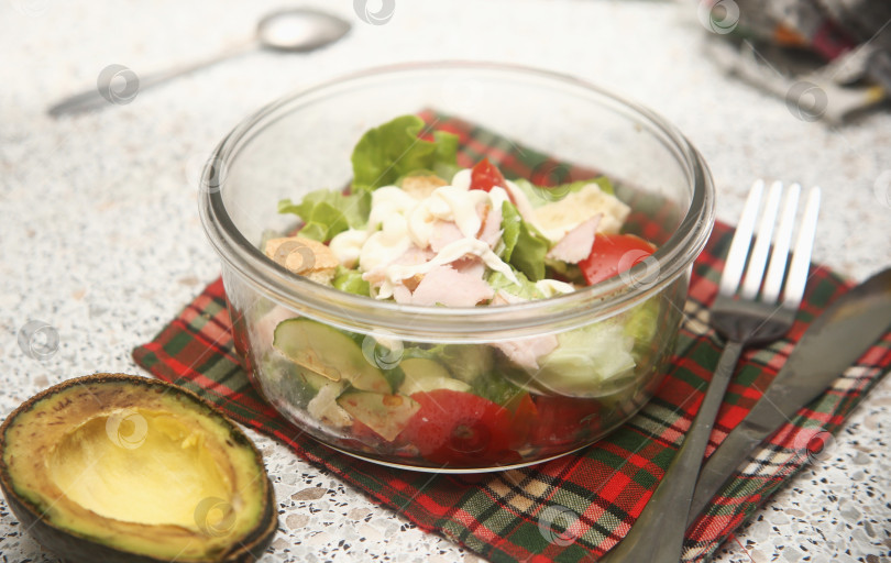 Скачать Салат с мясом, помидорами и огурцами фотосток Ozero