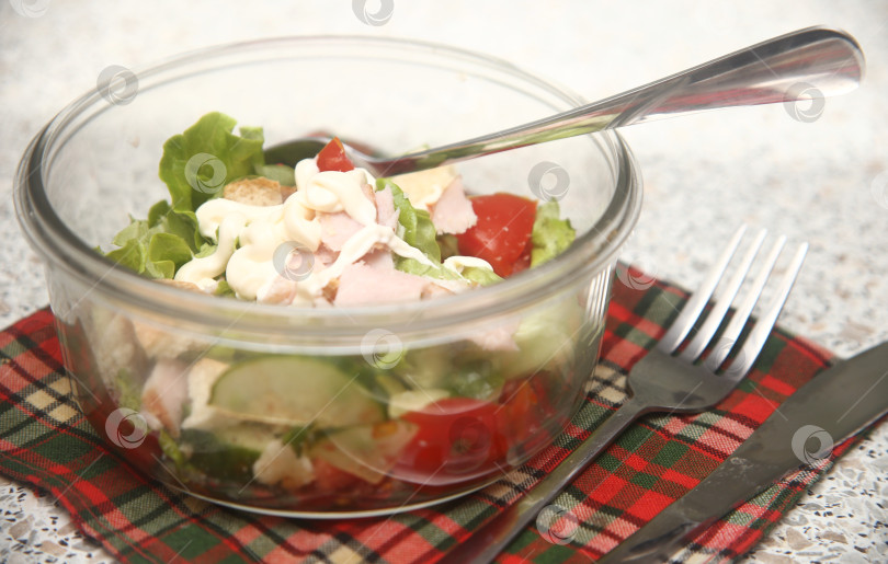 Скачать Салат с мясом, помидорами и огурцами фотосток Ozero