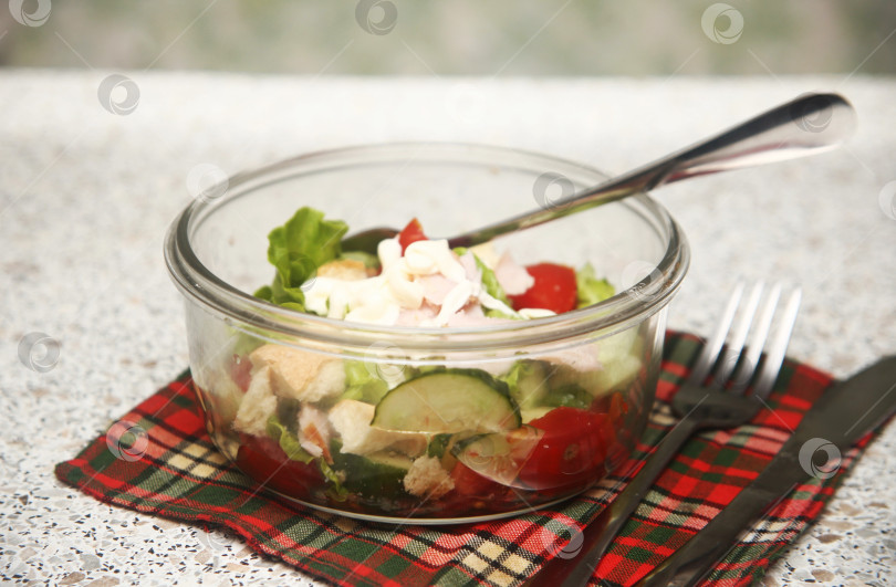 Скачать Салат с мясом, помидорами и огурцами фотосток Ozero