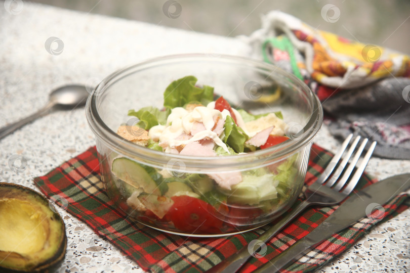 Скачать Салат с мясом, помидорами и огурцами фотосток Ozero