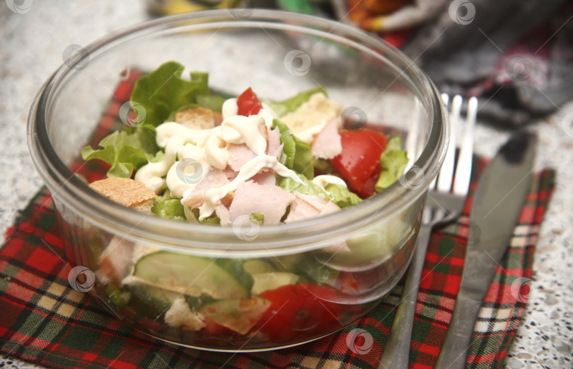 Скачать Салат с мясом, помидорами и огурцами фотосток Ozero